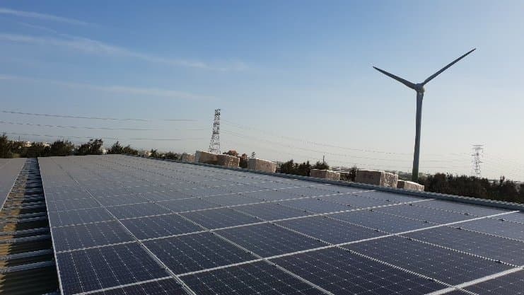 廠區屋頂太陽能板與風力發電機